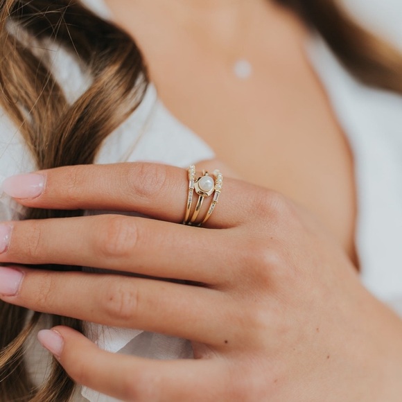 Radiant Gold Pearl Ring with Intricate Detailing - Picture 5 of 5